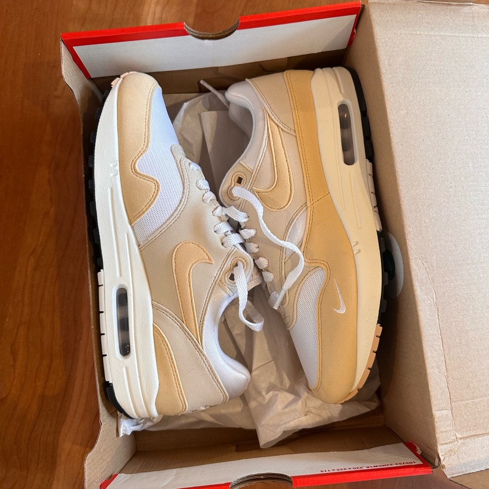 Women’s Nike Air Max 1' 87 sneakers tennis shoes size 10 NEUTRAL colors